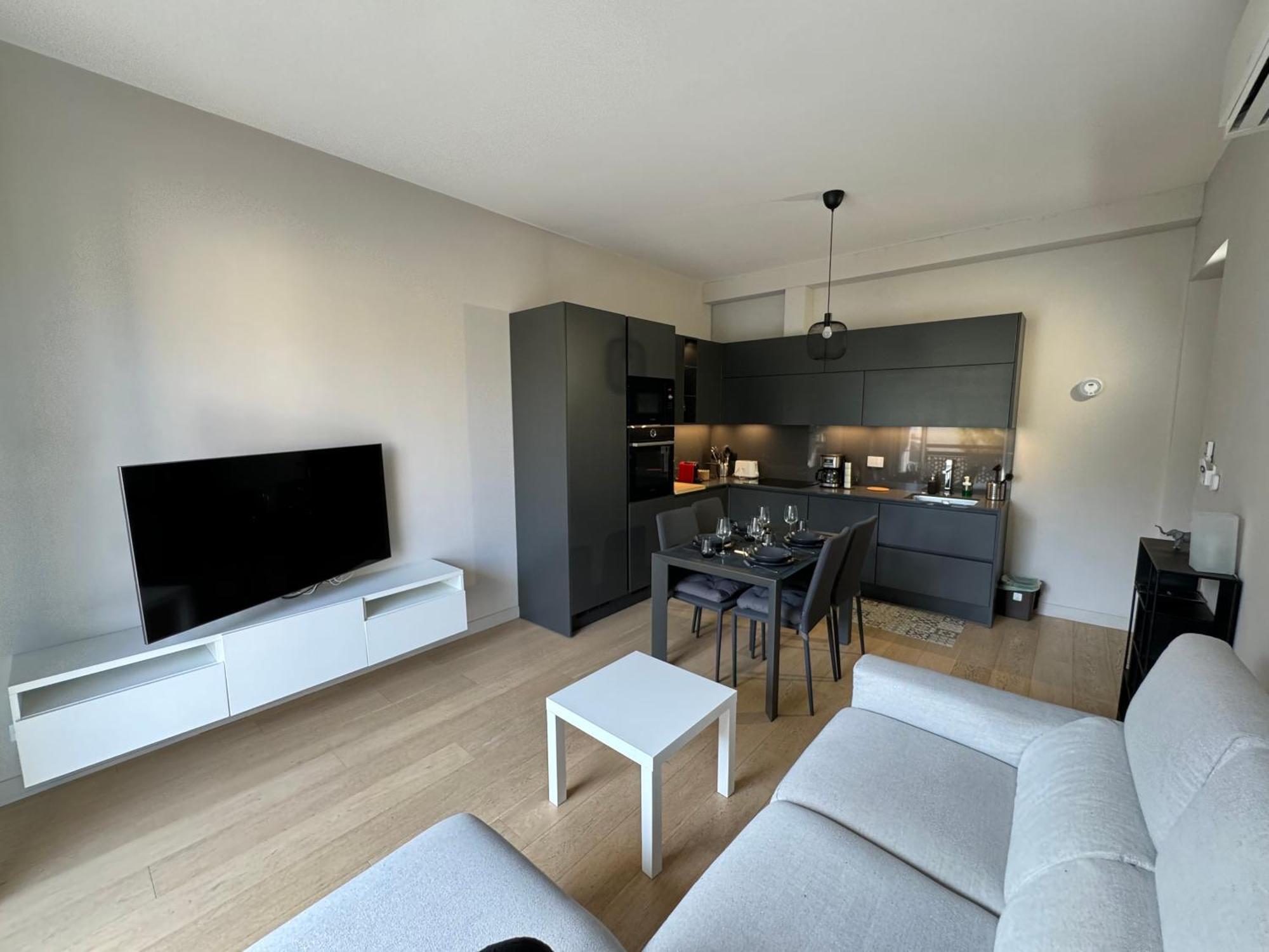 Modern Self Check-in Apartment